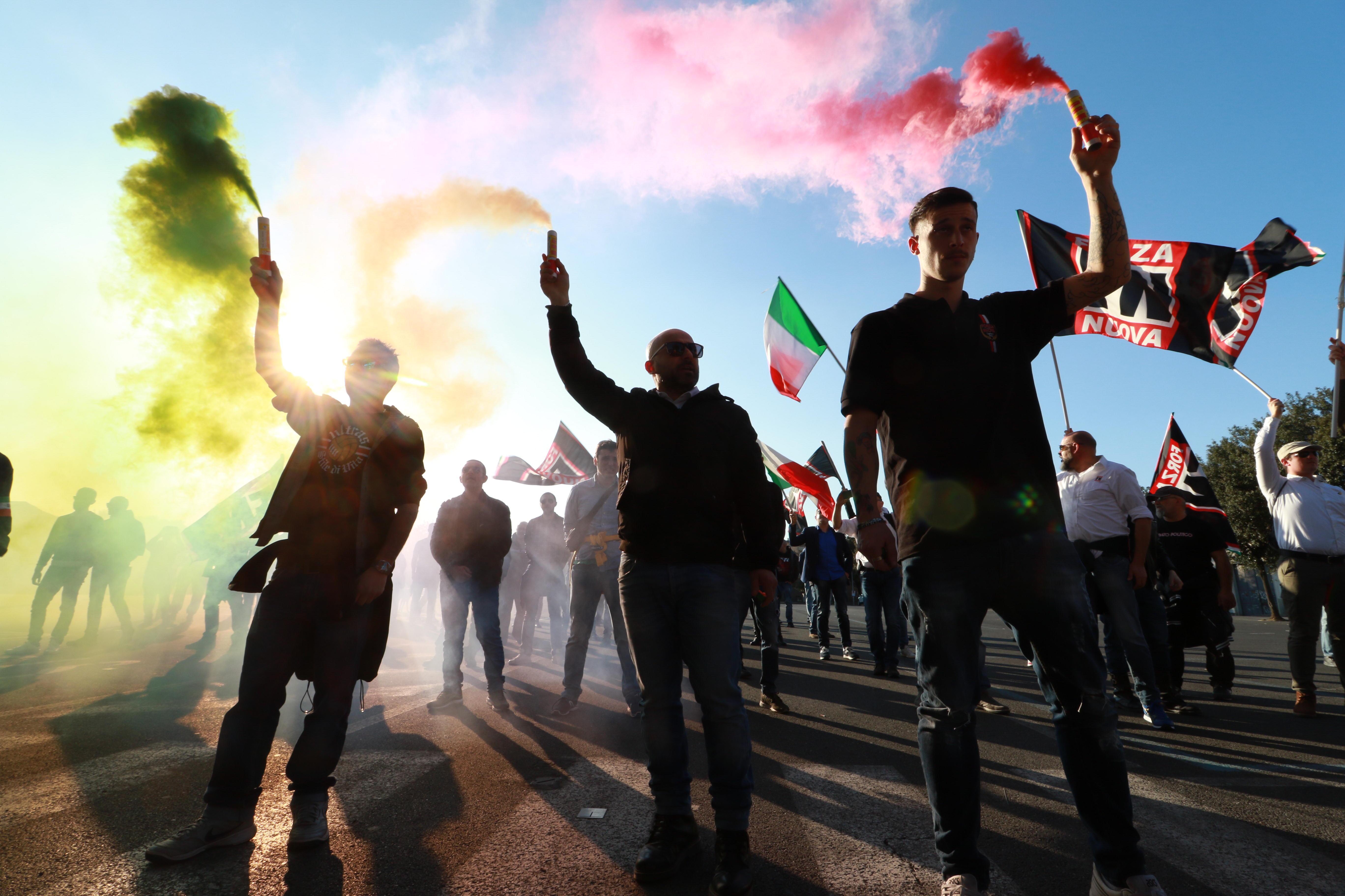 Teste rasate e indisciplinati a favore delle leggi razziali: l'identikit della destra 4.0 
