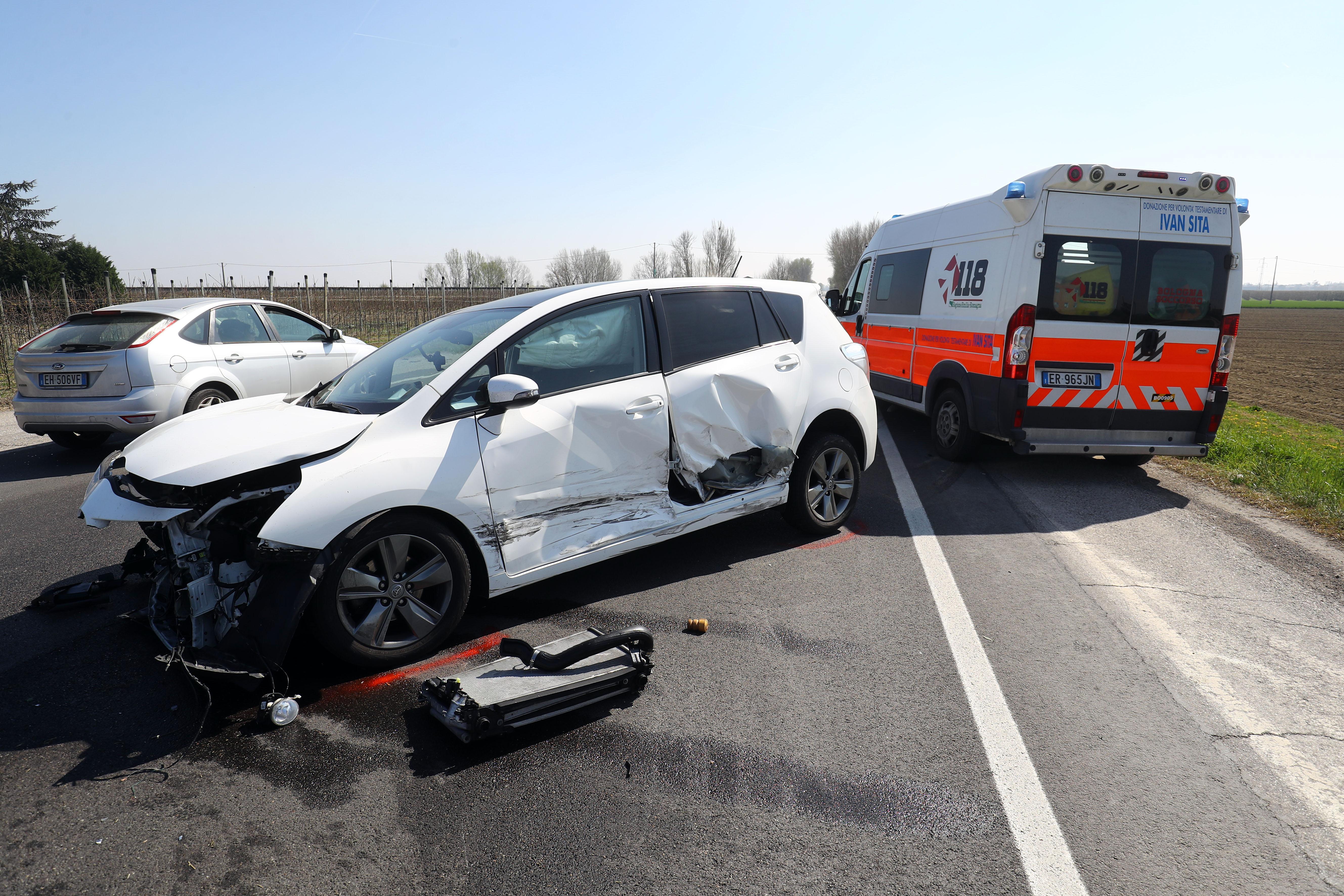 Scontro sull'Adriatica: anziana grave a Cona 