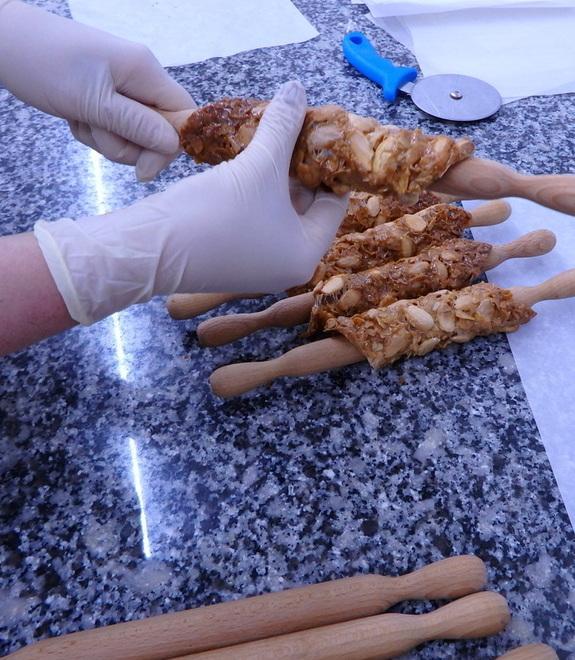 Fiumalbo. Delizia al primo morso Così nasce il croccante di Marino e Lyudmyla 