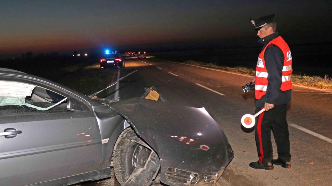 Un sorpasso azzardato, poi lo schianto: gravissimo