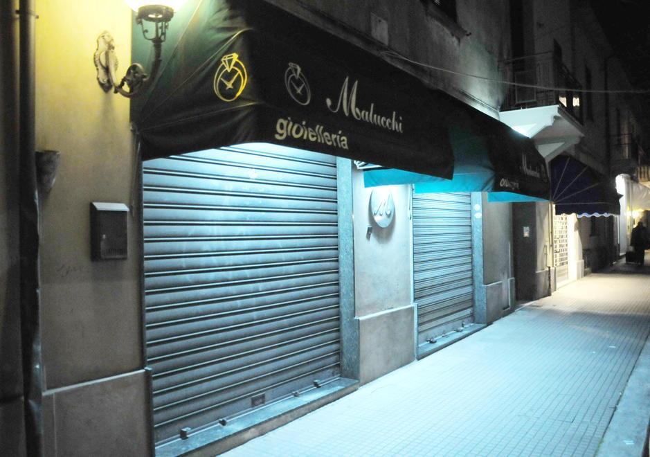 Lo minacciano con la pistola e lo legano Poi scappano con 50mila euro di gioielli 