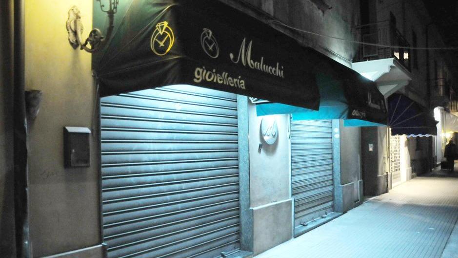 Lo minacciano con la pistola e lo legano Poi scappano con 50mila euro di gioielli