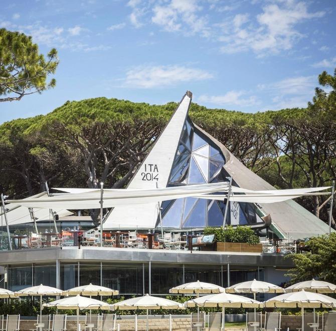 Un'immagine dello stabilimento balneare La Vela di Punta Ala