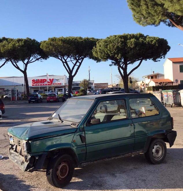 Una Panda abbandonata da mesi nel piazzale