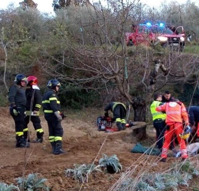Muore schiacciato dal trattore mentre lavora nel campo La compagna: «Elio era buono» 