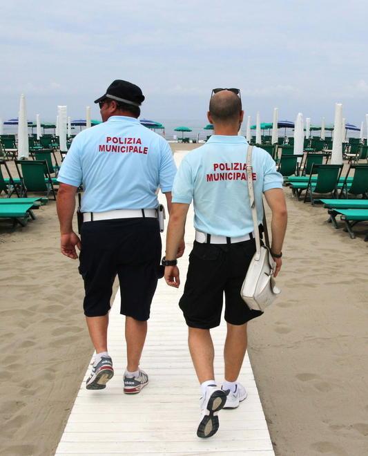 Raddoppiano i vigili urbani e in estate servizi in spiaggia 