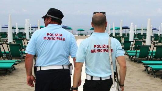 Raddoppiano i vigili urbani e in estate servizi in spiaggia