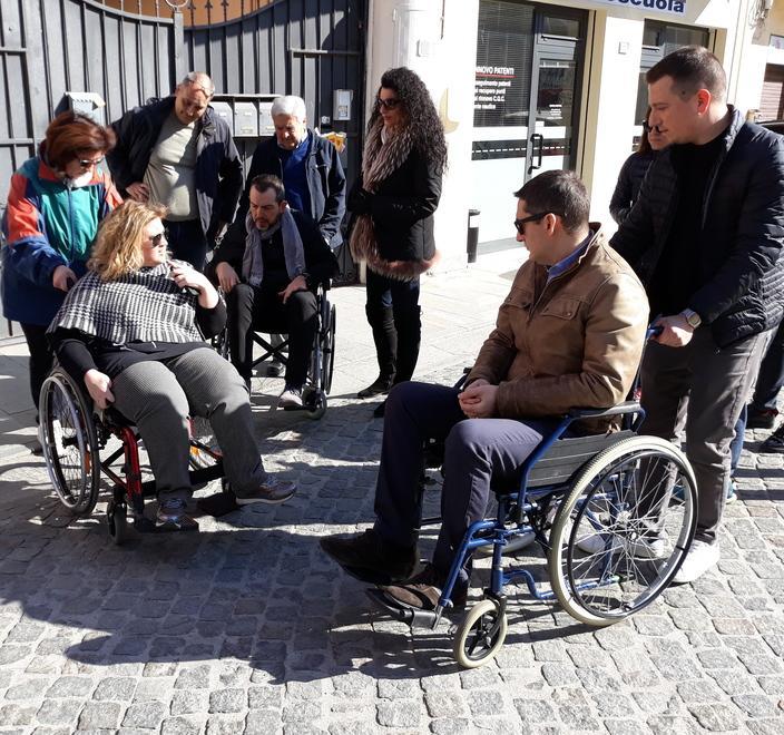I due candidati in carrozzina provano gli ostacoli di S. Felice 