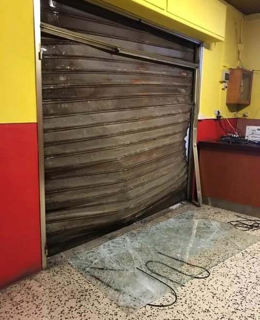Auto ariete nella notte per depredare il bar