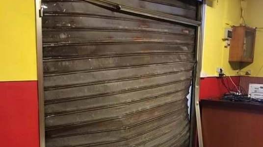 Auto ariete nella notte per depredare il bar