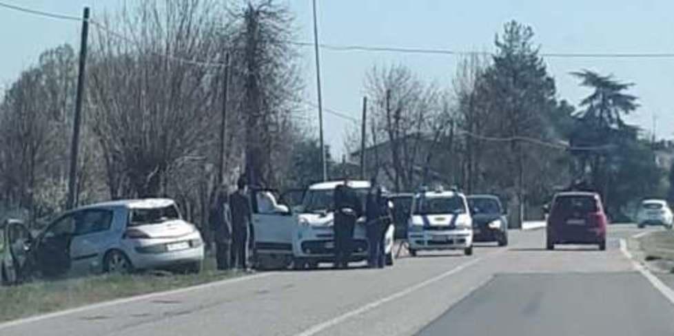 Scontro tra auto in via Vettora