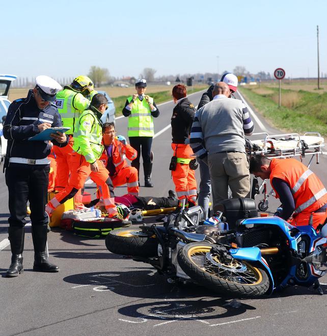 Paura all’incrocio Scontro auto-moto Grave una coppia 
