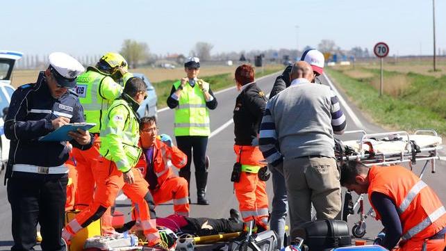 Paura all’incrocio Scontro auto-moto Grave una coppia