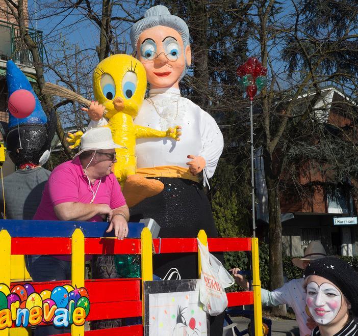 Carnevale a Modena Est Maschere e carri conquistano il quartiere 