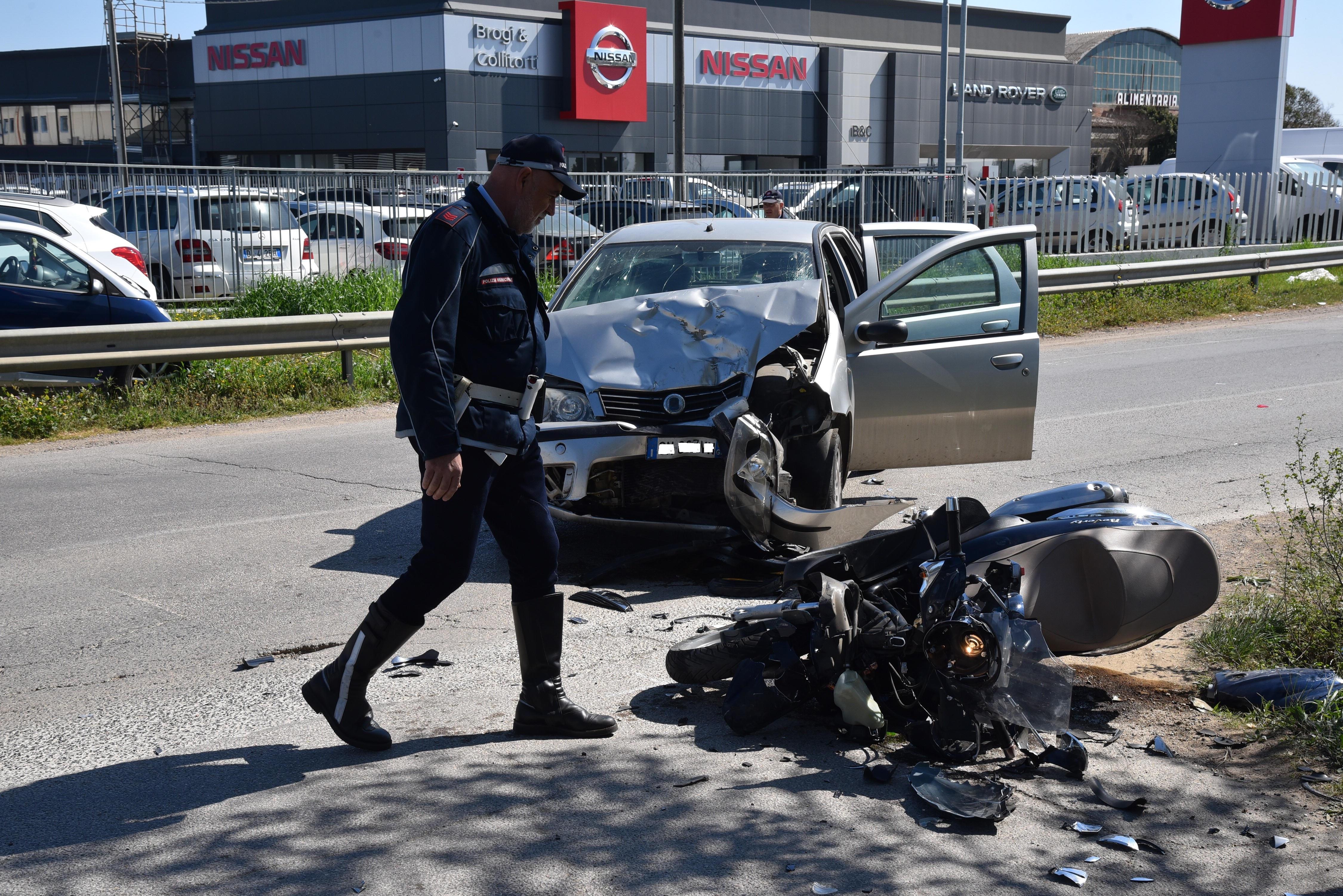 Auto contro scooter