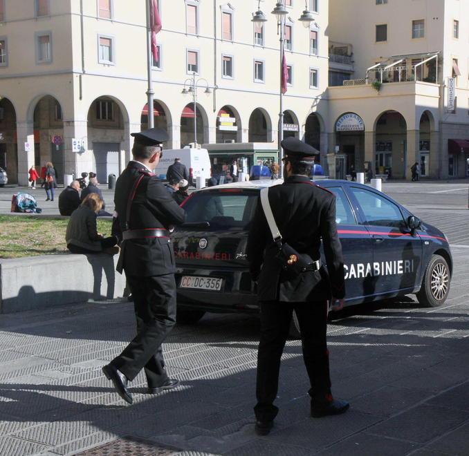 Controlli dei carabinieri in piazza Grande (foto d'archivio)