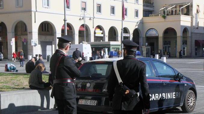 Controlli dei carabinieri in piazza Grande (foto d'archivio)