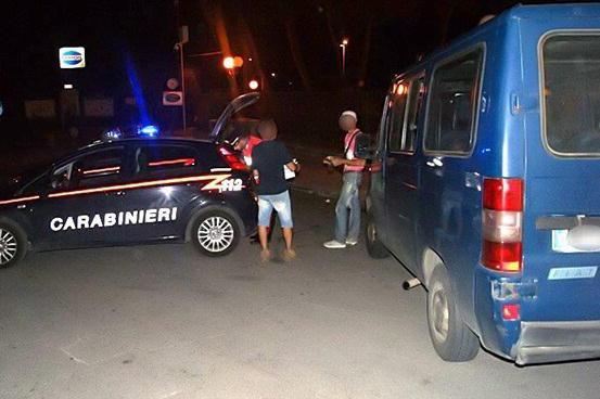 Sfruttava connazionali a nero per fare volantinaggio: denunciata 