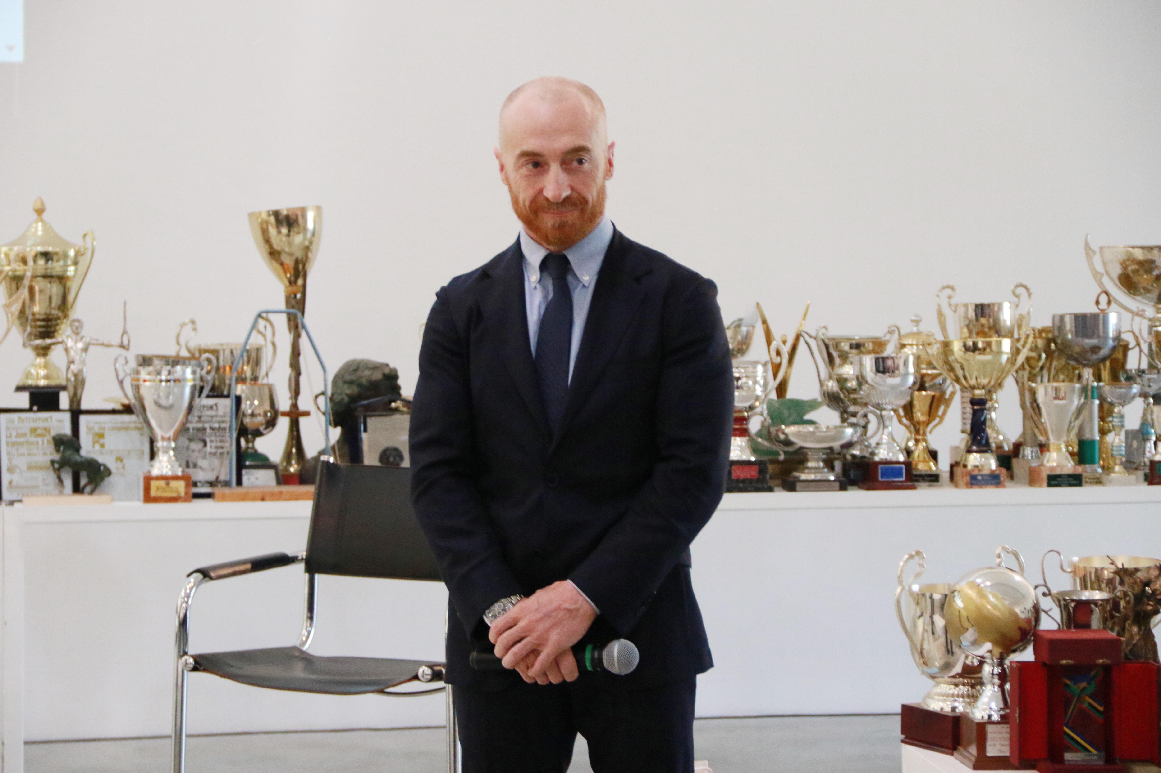 Jury Cechi al Centro Pecci coi suoi trofei (foto Sproviero-Batavia)