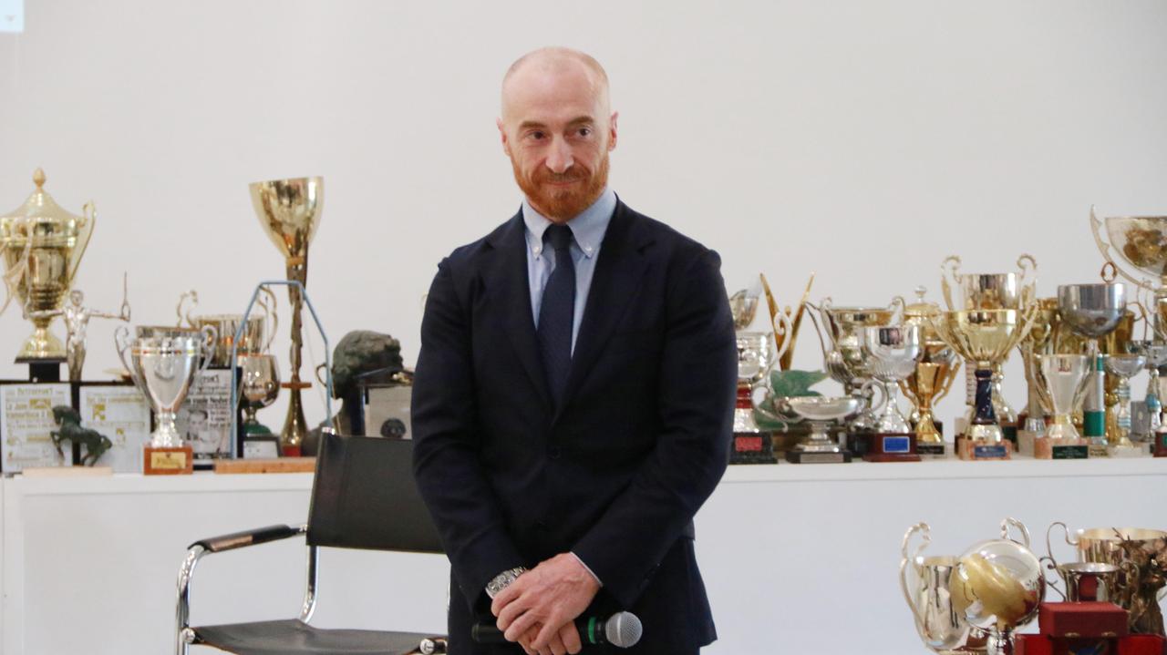 Jury Cechi al Centro Pecci coi suoi trofei (foto Sproviero-Batavia)