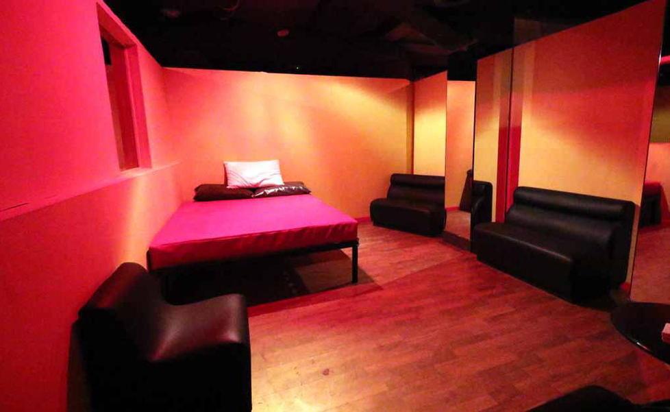 Un letto coni divanetti per gli spettatori e sotto la sala da ballo e il cinema con proiezioni hot