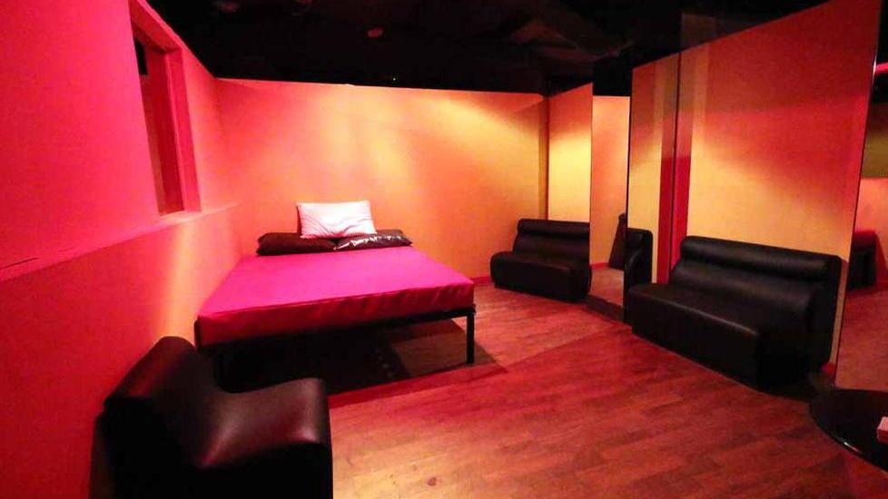 Un letto coni divanetti per gli spettatori e sotto la sala da ballo e il cinema con proiezioni hot