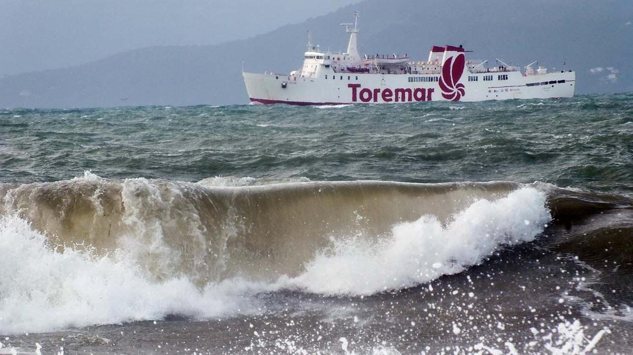 Un traghetto in difficoltà per il vento e il mare agitato