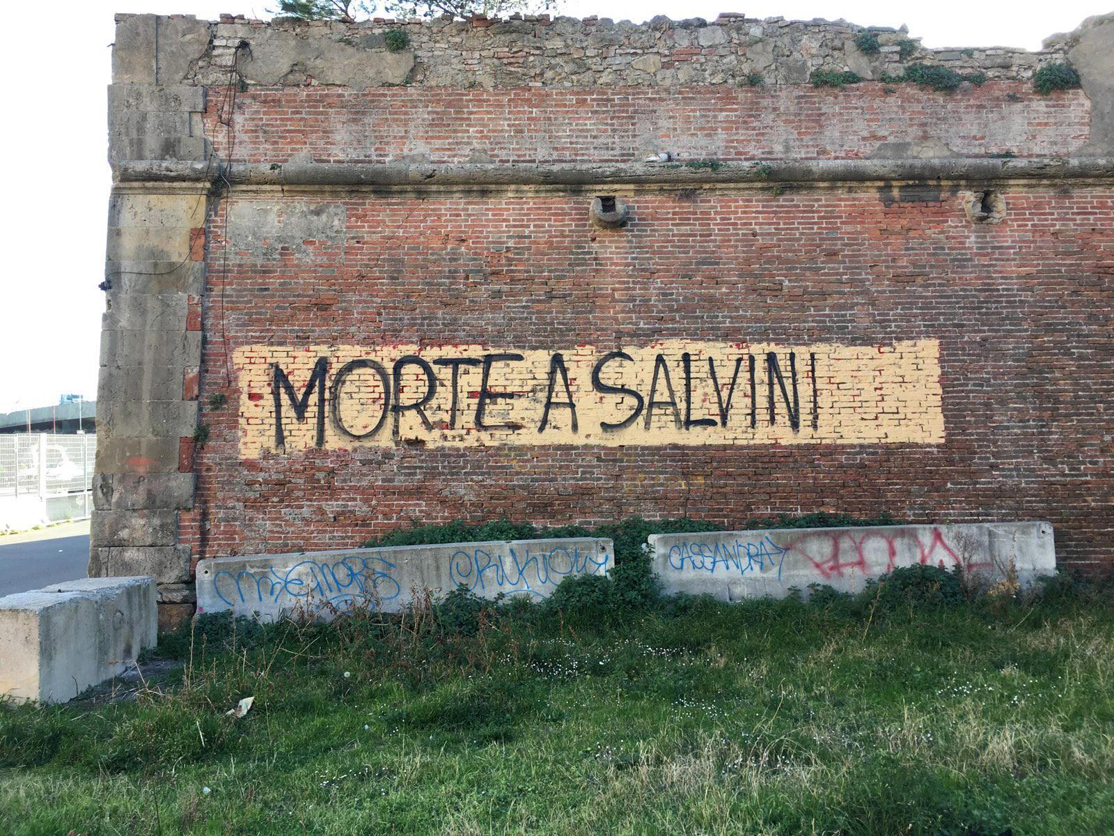La scritta "Morte a Salvini" comparsa sulle mura (Marzi/Pentafoto)