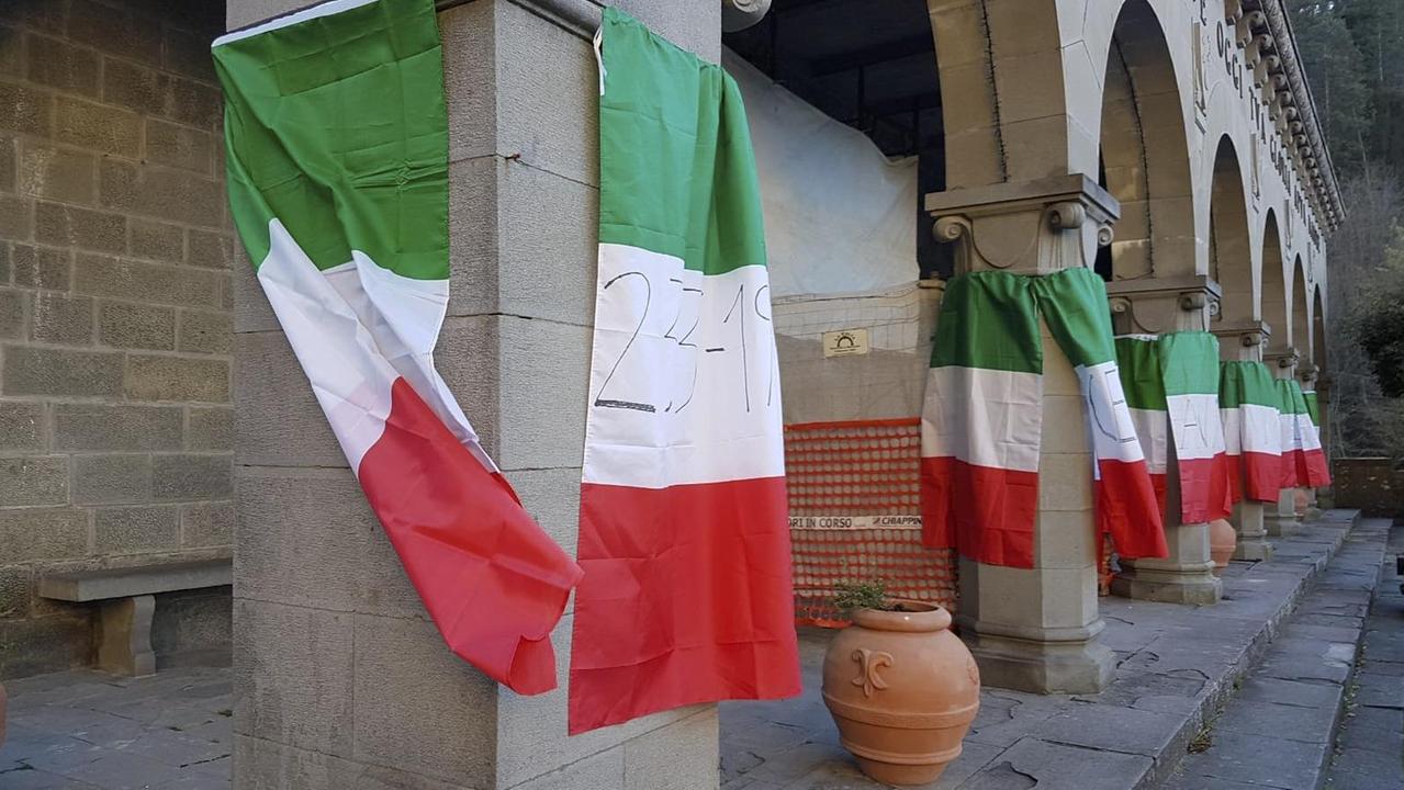 Bandiere dei fasci da combattimento spuntano a Bagnone