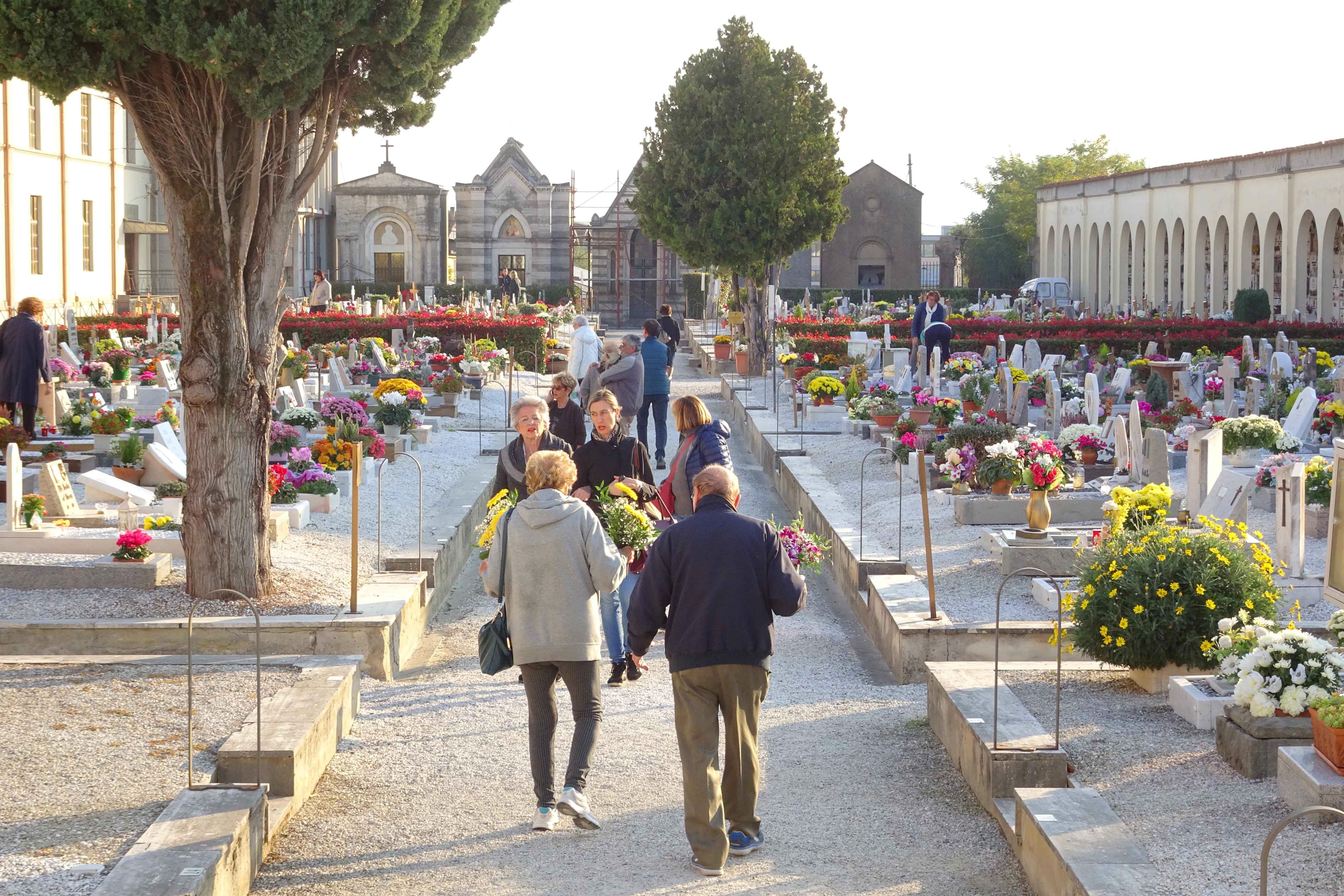 Visitatori al cimitero della Misericordia di Pistoia