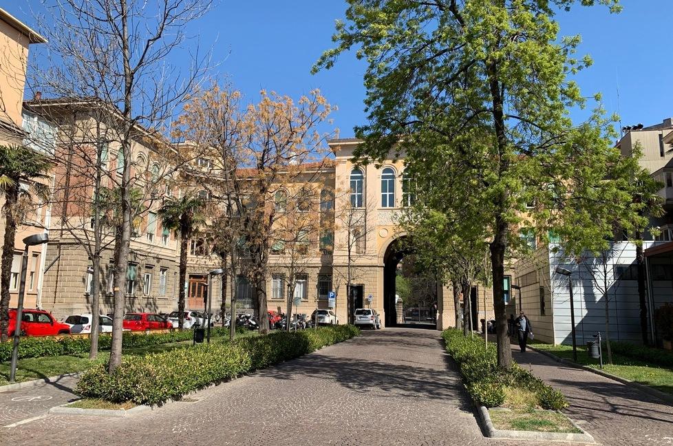 Neonato morto dopo la circoncisione, disposta l’autopsia: caccia al santone da Reggio Emilia a Bologna 