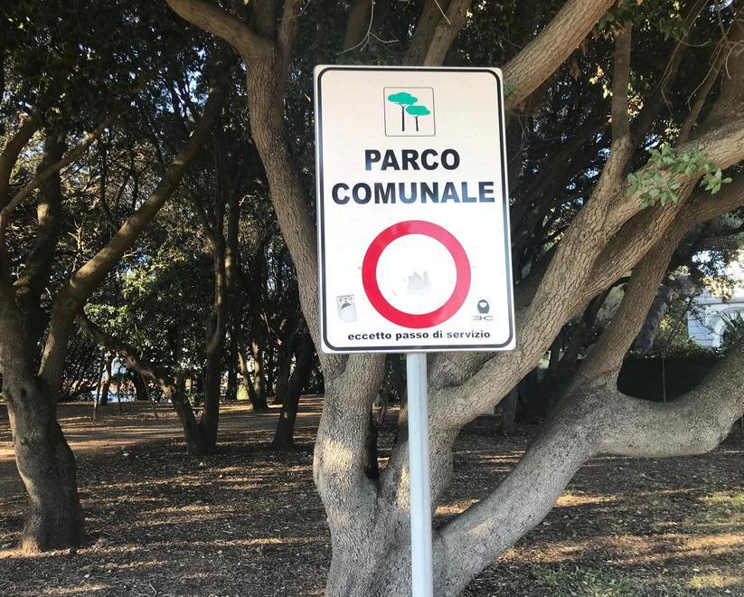 Il cartello del parco davanti al porto
