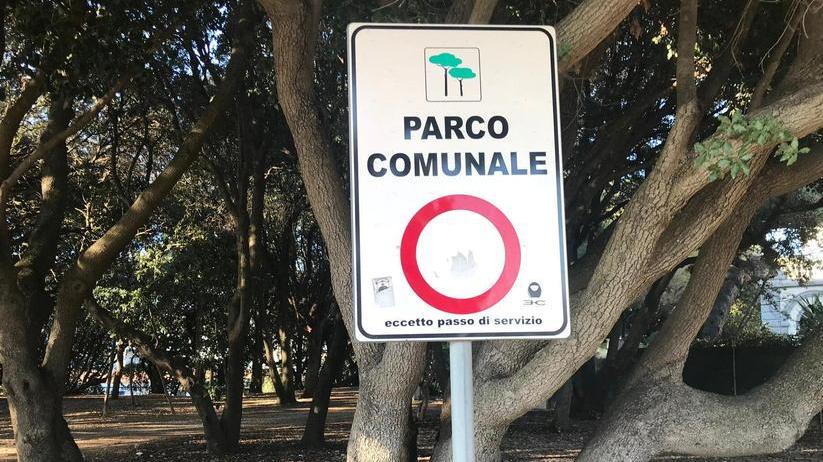 Il cartello del parco davanti al porto