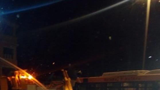 Un altro bus in panne, passeggeri a piedi