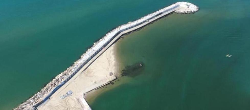 Banchi di sabbia e acque scure all’ingresso del porto