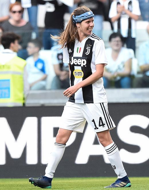 Le bianconere superano di misura le viola e si avvicinano allo scudetto