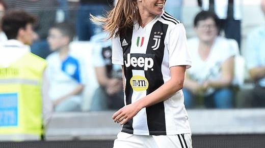 Le bianconere superano di misura le viola e si avvicinano allo scudetto