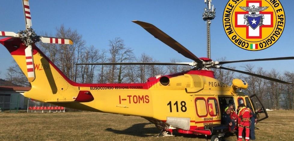 Il parapendio resta impigliato parmense salvato su un albero 