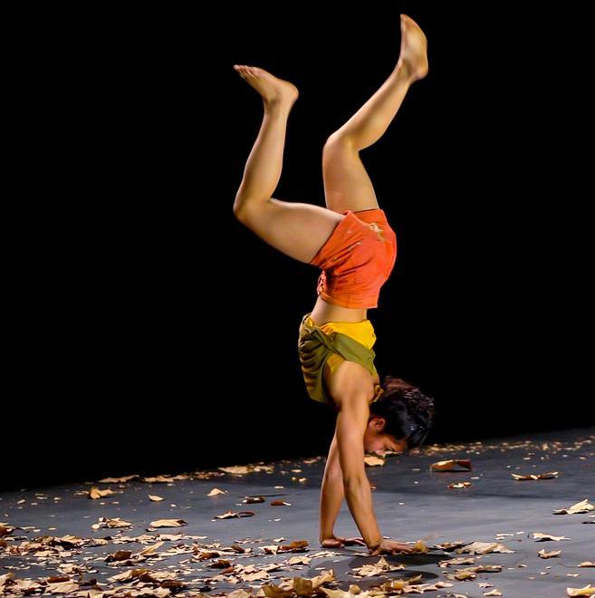 Mix di circo e danza con “Breath” e “Phasmes” ballerini come acrobati 