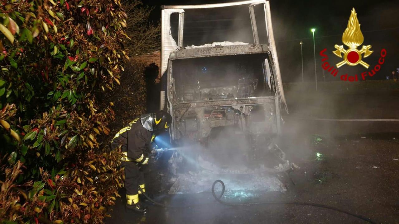 L'intervento dei vigili del fuoco a Rolo