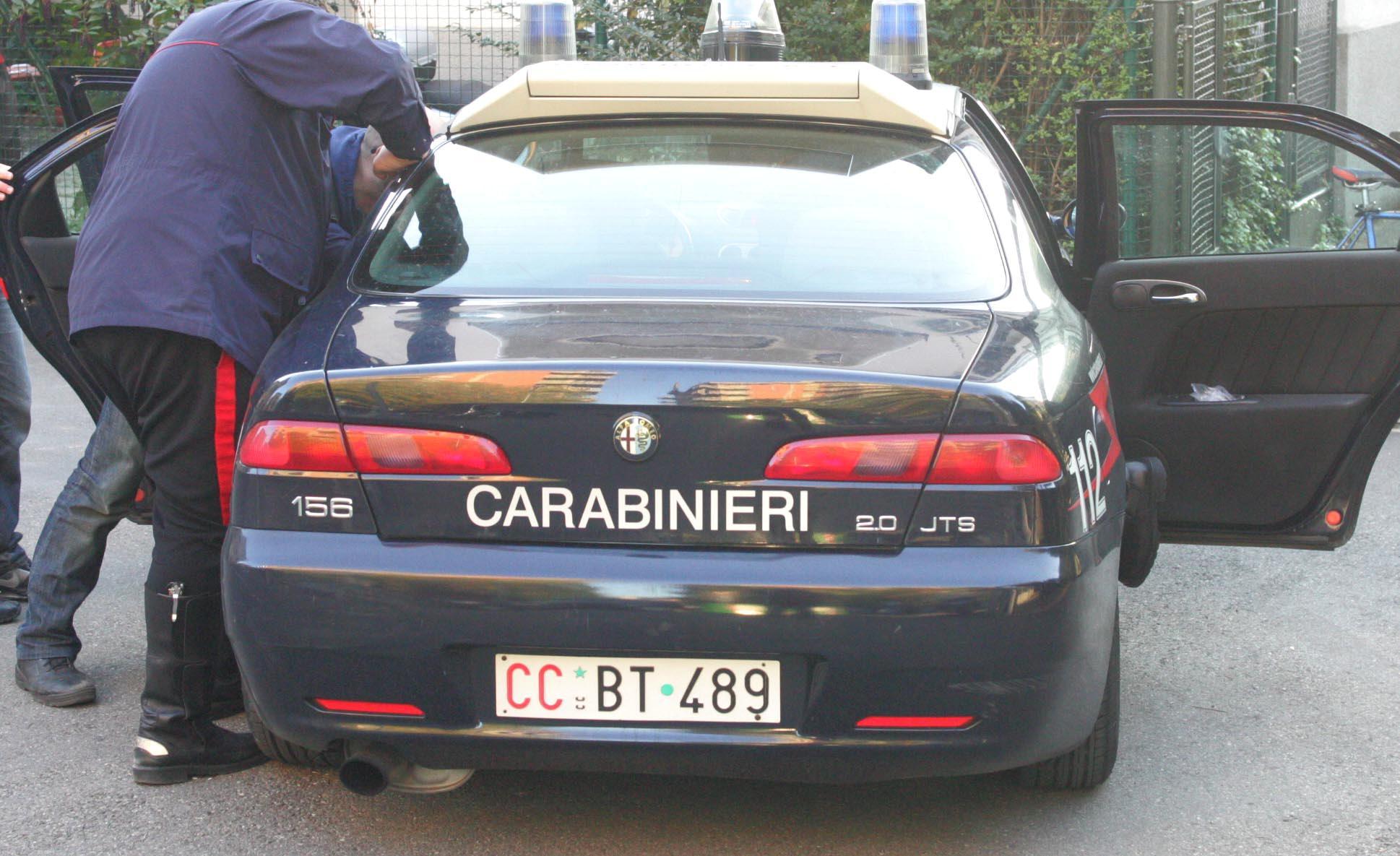 Rapinato a Reggio Emilia, picchia il criminale e lo fa arrestare dai carabinieri