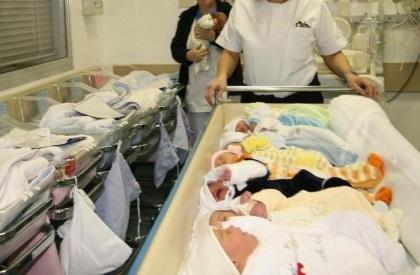 Poche nascite ma residenti in aumento: così cambia la popolazione reggiana 