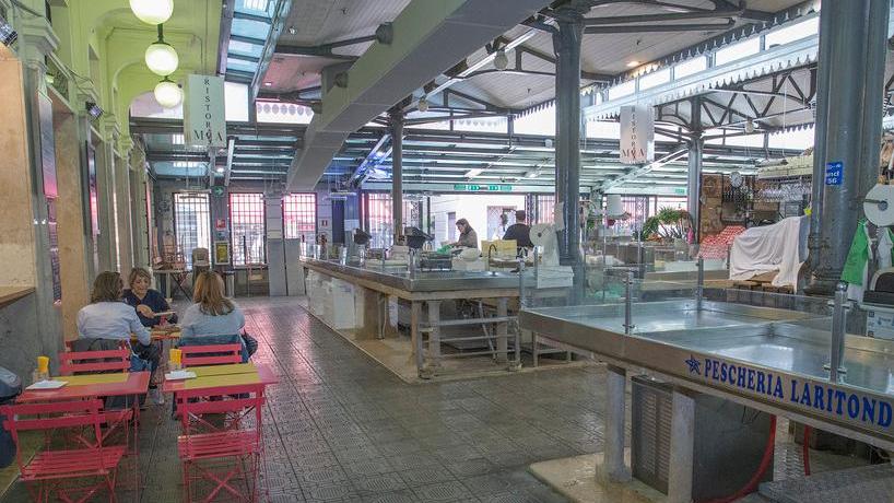 Modena: «Mercato Albinelli, banchi di pesce trasferiti per allungare gli orari»