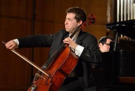 Il grande talento del violoncellista Matthew Zalkind al Drama Teatro a Modena