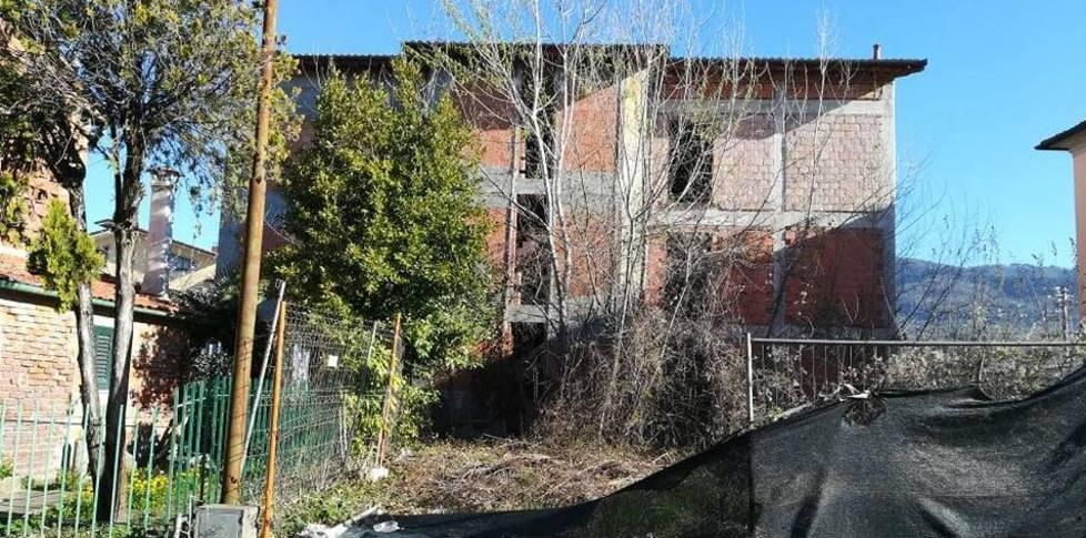 Dall’ex cinema abbandonato degrado e sporco 