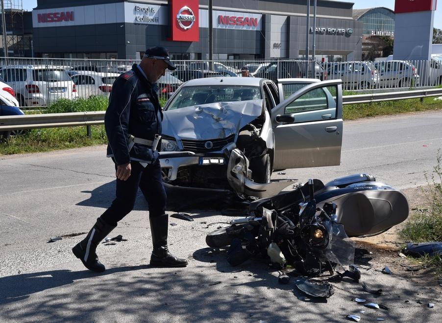Scontro auto-scooter 56enne soccorso dal 118 e operato a una gamba 