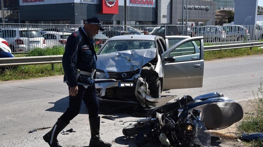 Scontro auto-scooter 56enne soccorso dal 118 e operato a una gamba