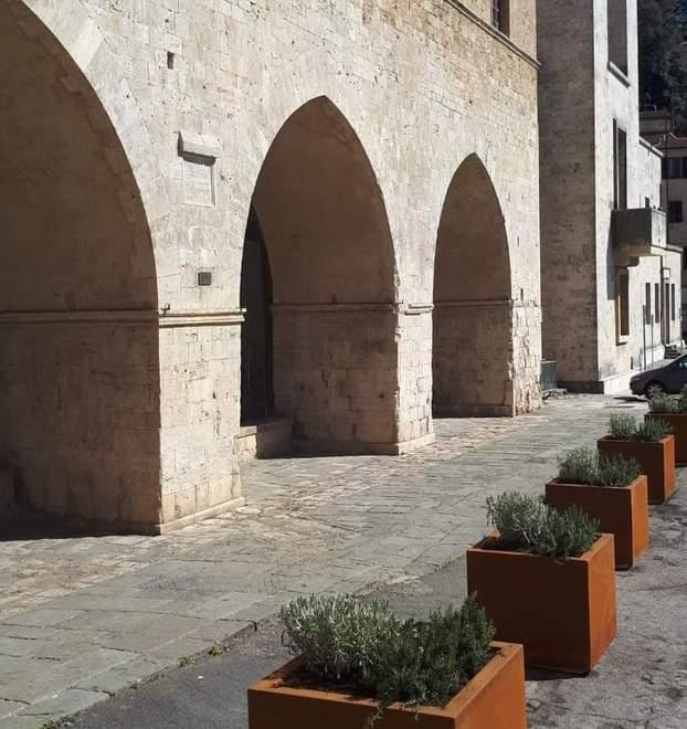 Fioriere anti auto per proteggere le storiche Fonti 