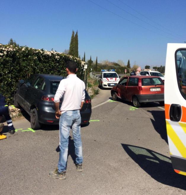 Sorpassa la coda di auto e causa un incidente 