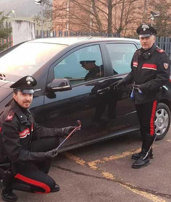 Truffa dello specchietto Inseguito dai carabinieri
